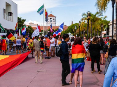 Torremolinos, İspanya - 2 Haziran 2018 Lgbt Mart eşitlik ve hoşgörü Andalucia bir kıyı kasabasında tanıtımı