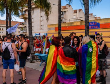 Torremolinos, İspanya - 2 Haziran 2018 Lgbt Mart eşitlik ve hoşgörü Andalucia bir kıyı kasabasında tanıtımı
