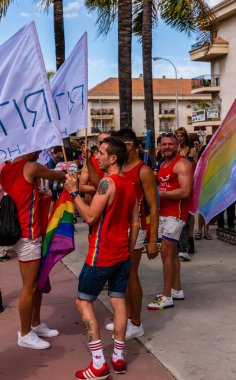 Torremolinos, İspanya - 2 Haziran 2018 Lgbt Mart eşitlik ve hoşgörü Andalucia bir kıyı kasabasında tanıtımı
