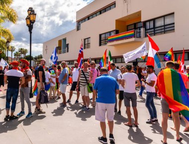 Torremolinos, İspanya - 2 Haziran 2018 Lgbt Mart eşitlik ve hoşgörü Andalucia bir kıyı kasabasında tanıtımı
