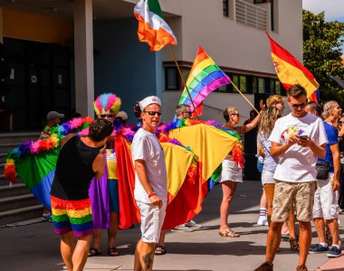 Torremolinos, İspanya - 2 Haziran 2018 Lgbt Mart eşitlik ve hoşgörü Andalucia bir kıyı kasabasında tanıtımı