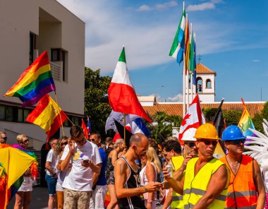 Torremolinos, İspanya - 2 Haziran 2018 Lgbt Mart eşitlik ve hoşgörü Andalucia bir kıyı kasabasında tanıtımı