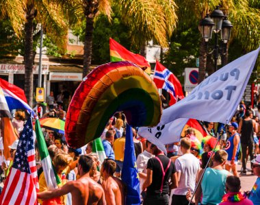 Torremolinos, İspanya - 2 Haziran 2018 Lgbt Mart eşitlik ve hoşgörü Andalucia bir kıyı kasabasında tanıtımı