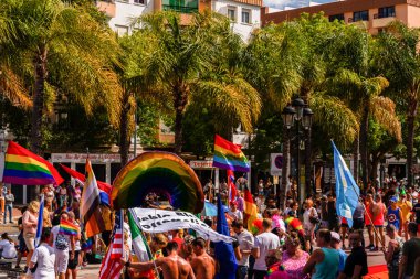 Torremolinos, İspanya - 2 Haziran 2018 Lgbt Mart eşitlik ve hoşgörü Andalucia bir kıyı kasabasında tanıtımı