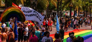 Torremolinos, İspanya - 2 Haziran 2018 Lgbt Mart eşitlik ve hoşgörü Andalucia bir kıyı kasabasında tanıtımı
