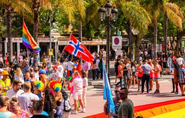 Torremolinos, İspanya - 2 Haziran 2018 Lgbt Mart eşitlik ve hoşgörü Andalucia bir kıyı kasabasında tanıtımı