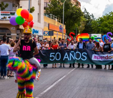 Torremolinos, İspanya - 2 Haziran 2018 Lgbt Mart eşitlik ve hoşgörü Andalucia bir kıyı kasabasında tanıtımı