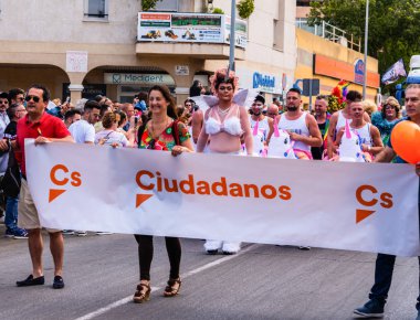 Torremolinos, İspanya - 2 Haziran 2018 Lgbt Mart eşitlik ve hoşgörü Andalucia bir kıyı kasabasında tanıtımı