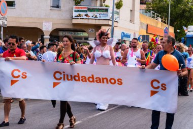 Torremolinos, İspanya - 2 Haziran 2018 Lgbt Mart eşitlik ve hoşgörü Andalucia bir kıyı kasabasında tanıtımı