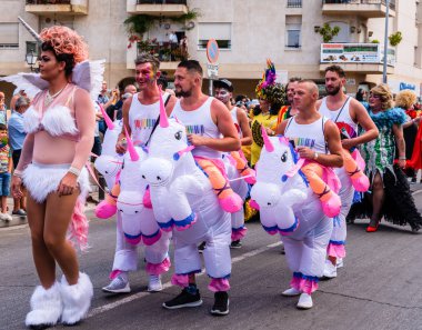 Torremolinos, İspanya - 2 Haziran 2018 Lgbt Mart eşitlik ve hoşgörü Andalucia bir kıyı kasabasında tanıtımı