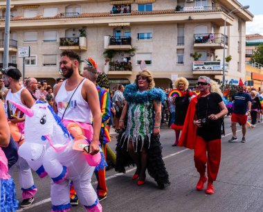 Torremolinos, İspanya - 2 Haziran 2018 Lgbt Mart eşitlik ve hoşgörü Andalucia bir kıyı kasabasında tanıtımı