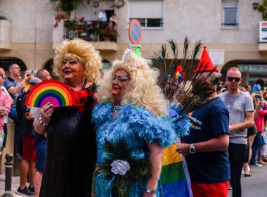 Torremolinos, İspanya - 2 Haziran 2018 Lgbt Mart eşitlik ve hoşgörü Andalucia bir kıyı kasabasında tanıtımı