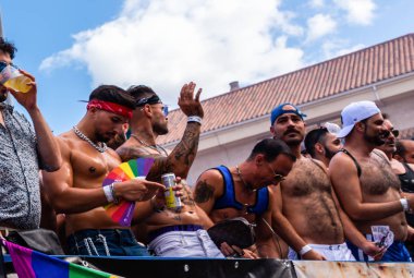 Torremolinos, İspanya - 2 Haziran 2018 Lgbt Mart eşitlik ve hoşgörü Andalucia bir kıyı kasabasında tanıtımı