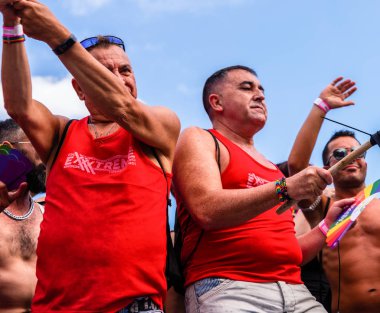 Torremolinos, İspanya - 2 Haziran 2018 Lgbt Mart eşitlik ve hoşgörü Andalucia bir kıyı kasabasında tanıtımı