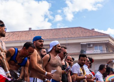 Torremolinos, İspanya - 2 Haziran 2018 Lgbt Mart eşitlik ve hoşgörü Andalucia bir kıyı kasabasında tanıtımı