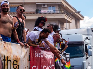 Torremolinos, İspanya - 2 Haziran 2018 Lgbt Mart eşitlik ve hoşgörü Andalucia bir kıyı kasabasında tanıtımı
