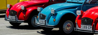 Torre Del Mar, İspanya - 3 Haziran 2018 eski antika arabalar bir sahil kasabası İspanya ziyaret turistler için verilen