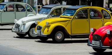 Torre Del Mar, İspanya - 3 Haziran 2018 eski antika arabalar bir sahil kasabası İspanya ziyaret turistler için verilen