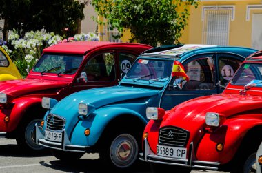 Torre Del Mar, İspanya - 3 Haziran 2018 eski antika arabalar bir sahil kasabası İspanya ziyaret turistler için verilen