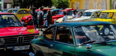 Torre Del Mar, İspanya - 3 Haziran 2018 eski antika arabalar bir sahil kasabası İspanya ziyaret turistler için verilen