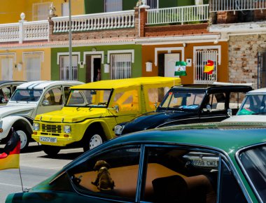 Torre Del Mar, İspanya - 3 Haziran 2018 eski antika arabalar bir sahil kasabası İspanya ziyaret turistler için verilen