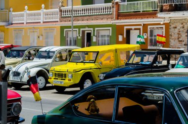 Torre Del Mar, İspanya - 3 Haziran 2018 eski antika arabalar bir sahil kasabası İspanya ziyaret turistler için verilen