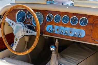 Torre Del Mar, İspanya - 3 Haziran 2018 eski antika arabalar bir sahil kasabası İspanya ziyaret turistler için verilen