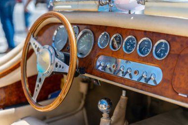 Torre Del Mar, İspanya - 3 Haziran 2018 eski antika arabalar bir sahil kasabası İspanya ziyaret turistler için verilen