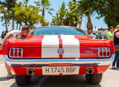 Torre Del Mar, İspanya - 3 Haziran 2018 eski antika arabalar bir sahil kasabası İspanya ziyaret turistler için verilen