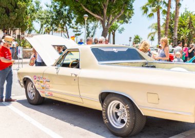 Torre Del Mar, İspanya - 3 Haziran 2018 eski antika arabalar bir sahil kasabası İspanya ziyaret turistler için verilen