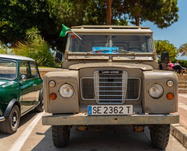 Torre Del Mar, İspanya - 3 Haziran 2018 eski antika arabalar bir sahil kasabası İspanya ziyaret turistler için verilen