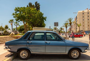 Torre Del Mar, İspanya - 3 Haziran 2018 eski antika arabalar bir sahil kasabası İspanya ziyaret turistler için verilen