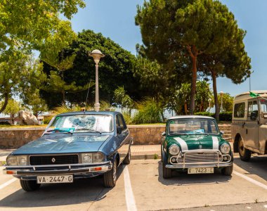 Torre Del Mar, İspanya - 3 Haziran 2018 eski antika arabalar bir sahil kasabası İspanya ziyaret turistler için verilen