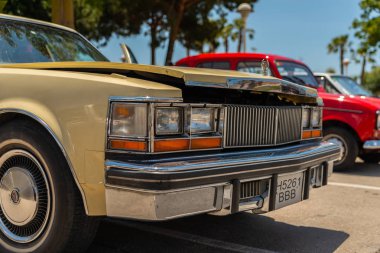 Torre Del Mar, İspanya - 3 Haziran 2018 eski antika arabalar bir sahil kasabası İspanya ziyaret turistler için verilen