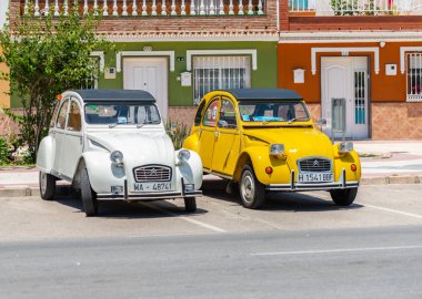 Torre Del Mar, İspanya - 3 Haziran 2018 eski antika arabalar bir sahil kasabası İspanya ziyaret turistler için verilen