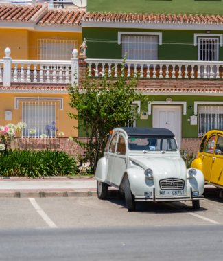 Torre Del Mar, İspanya - 3 Haziran 2018 eski antika arabalar bir sahil kasabası İspanya ziyaret turistler için verilen