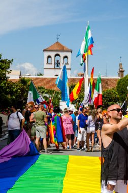 Torremolinos, İspanya - 2 Haziran 2018 Lgbt Mart eşitlik ve hoşgörü Andalucia bir kıyı kasabasında tanıtımı