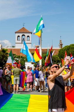 Torremolinos, İspanya - 2 Haziran 2018 Lgbt Mart eşitlik ve hoşgörü Andalucia bir kıyı kasabasında tanıtımı