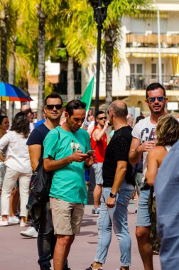 Torremolinos, İspanya - 2 Haziran 2018 Lgbt Mart eşitlik ve hoşgörü Andalucia bir kıyı kasabasında tanıtımı