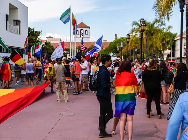 Torremolinos, İspanya - 2 Haziran 2018 Lgbt Mart eşitlik ve hoşgörü Andalucia bir kıyı kasabasında tanıtımı