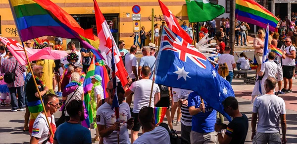 Torremolinos, İspanya - 2 Haziran 2018 Lgbt Mart eşitlik ve hoşgörü Andalucia bir kıyı kasabasında tanıtımı