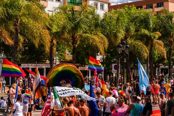 Torremolinos, İspanya - 2 Haziran 2018 Lgbt Mart eşitlik ve hoşgörü Andalucia bir kıyı kasabasında tanıtımı
