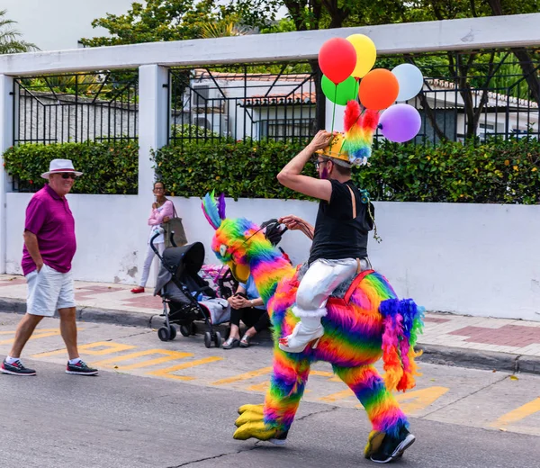 Torremolinos, İspanya - 2 Haziran 2018 Lgbt Mart eşitlik ve hoşgörü Andalucia bir kıyı kasabasında tanıtımı