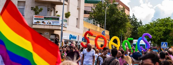 Torremolinos, İspanya - 2 Haziran 2018 Lgbt Mart eşitlik ve hoşgörü Andalucia bir kıyı kasabasında tanıtımı
