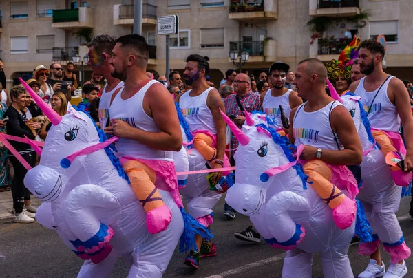Torremolinos, İspanya - 2 Haziran 2018 Lgbt Mart eşitlik ve hoşgörü Andalucia bir kıyı kasabasında tanıtımı