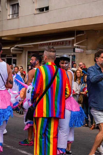 Torremolinos, İspanya - 2 Haziran 2018 Lgbt Mart eşitlik ve hoşgörü Andalucia bir kıyı kasabasında tanıtımı
