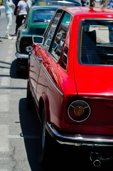 Torre Del Mar, İspanya - 3 Haziran 2018 eski antika arabalar bir sahil kasabası İspanya ziyaret turistler için verilen