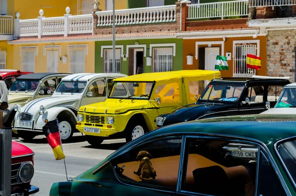 Torre Del Mar, İspanya - 3 Haziran 2018 eski antika arabalar bir sahil kasabası İspanya ziyaret turistler için verilen