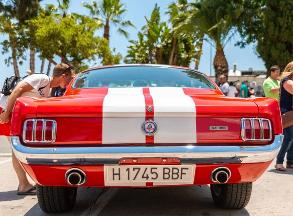 Torre Del Mar, İspanya - 3 Haziran 2018 eski antika arabalar bir sahil kasabası İspanya ziyaret turistler için verilen