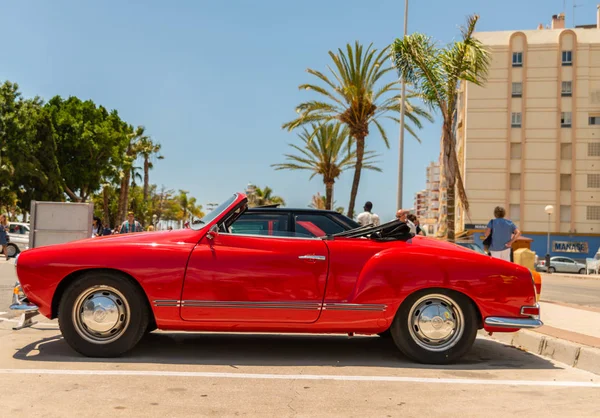 Torre Del Mar, İspanya - 3 Haziran 2018 eski antika arabalar bir sahil kasabası İspanya ziyaret turistler için verilen